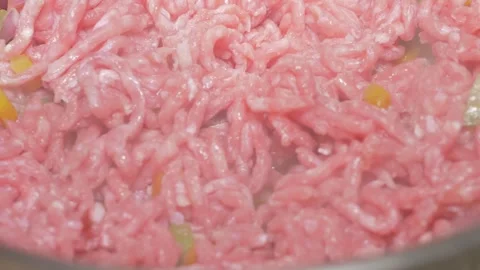 Ground Meat Browning With Soffritto in Pan, Italian Home Kitchen Cooking Vidéo 337956922