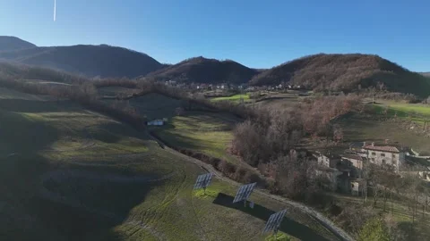 Ground mounted solar panels in Morfasso hills near Piacenza showing rural Vídeo Stock 331407816
