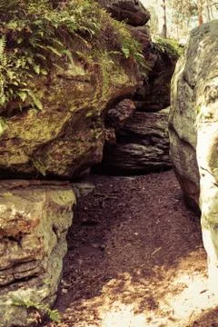 Ground path between sandstone rocks Foto stock