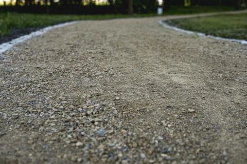 Ground path through a park made of small rocks Foto stock
