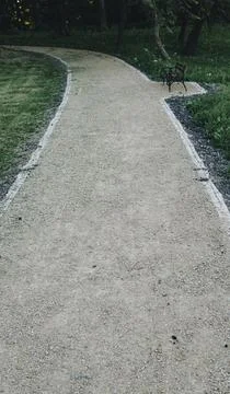 Ground path through a park made of small rocks Foto stock