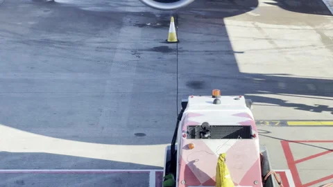 Ground power unit attached to airplane 4K Vídeos de archivo 333638648