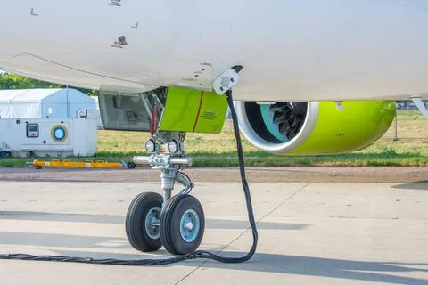 Ground power unit GPU supplying power to parked aircraft. Fotos Stock