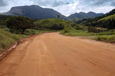 Ground road through the mountains Stock-Fotos