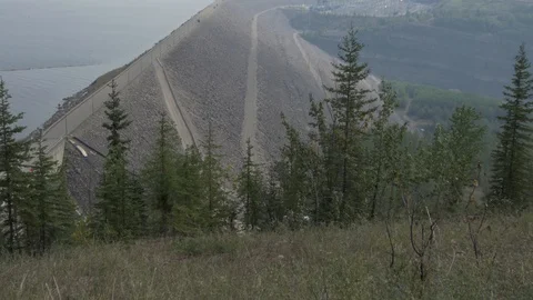 Ground to sky shot of WAC Bennett dam in summer forest fire haze. Vidéo 89136872
