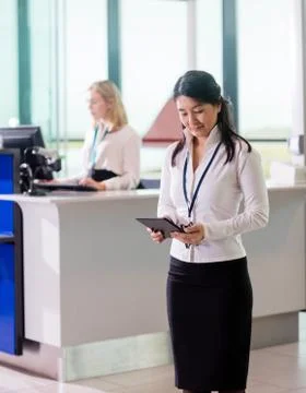 Ground Staff Holding Tablet Computer While Colleague Working At Stockfoto's