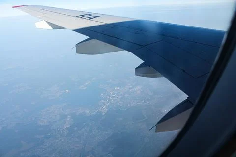 The ground under the wing of an airplane. Фото