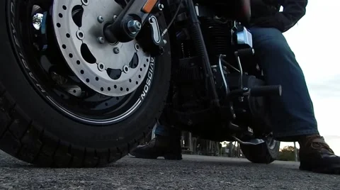 Ground view closeup of motorcycle taking off Vídeos de archivo 45289002