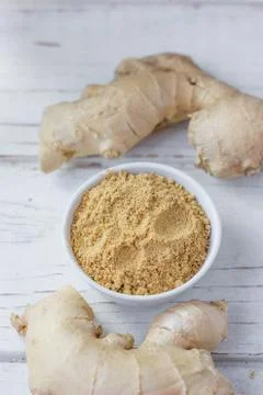 Grounded ginger and ginger root Fotos Stock