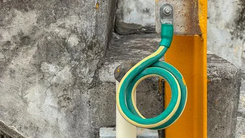 Grounding cable connected to a steel structure with the other end buried in.. Foto stock