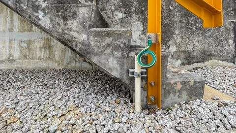Grounding cable connected to a steel structure with the other end buried in.. Foto stock