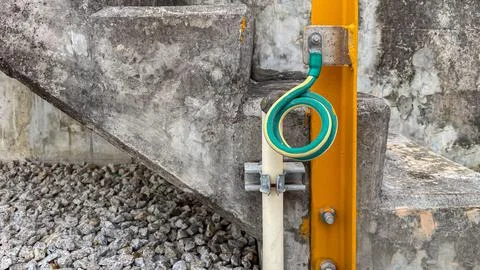 Grounding cable connected to a steel structure with the other end buried in.. Foto stock