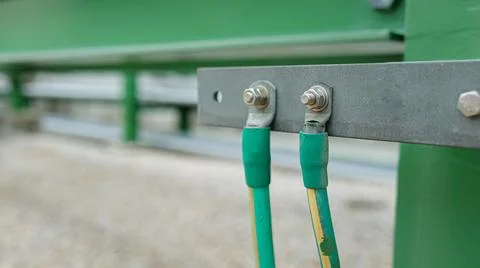 A grounding cable connects steel structures to the earth, preventing static.. Foto stock