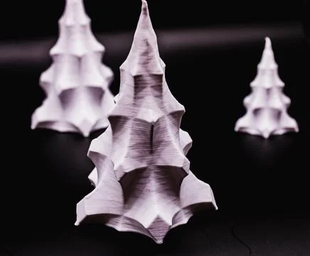 A group of 3D printed objects that look like white Christmas trees against a 写真素材