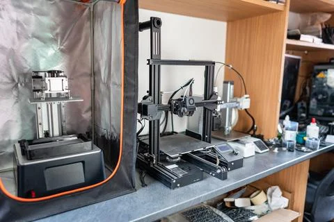 Group of 3d printers to print plastic and resin models in three dimensions. Stock-Fotos