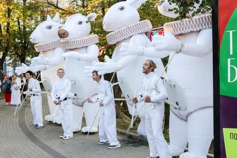 A group of animators with large inflatable figures of animals. Fotos de archivo