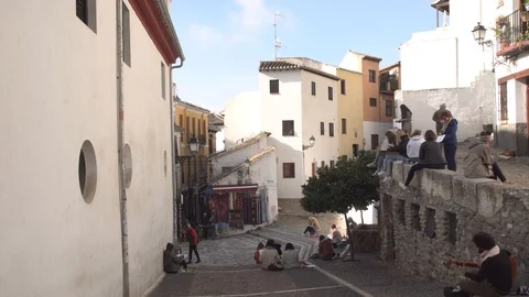 Group of art students calmly paint in the streets of Granada. Vídeos de archivo 129280040