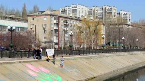 Group of artists painted on the waterfront Easter basket in Donetsk.  Stock Footage 49051420