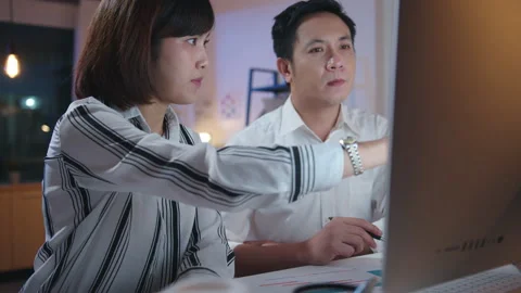 Group of Asia businesspeople using computer presentation in night home office. Stock Footage 144073141