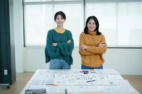 Group of asian creative team programing designers participate in all phases of Foto stock