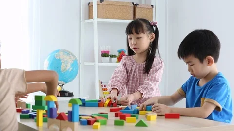 Group of Asian kid boy building house from plastic blocks on table Vídeos de archivo 115296643
