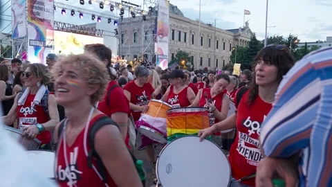 Group of batucada is playing drums during Gay Pride.MOV 스톡 동영상 279136016