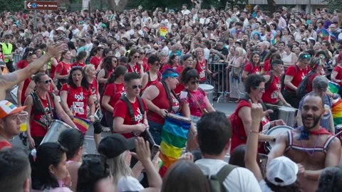 Group of batucada is playing drums while parading.MOV 스톡 동영상 279136057