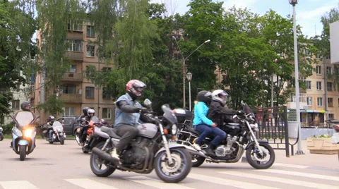 Group of bikers arrive the town Stock Footage 39527099