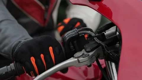 A group of bikers gets on motorcycles and starts the journey 動画素材 142875463