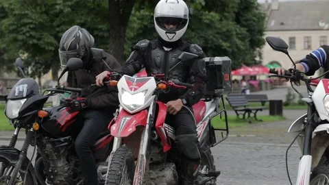 A group of bikers gets on motorcycles and starts the journey 動画素材 142876122