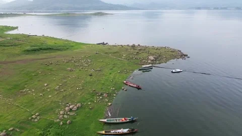 A group of boats pulled up on the edge of the lake Stock Footage 293258361