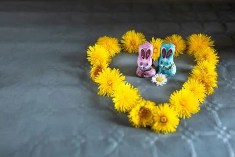 Group of branded Easter chocolate bunny figurines on a flowery table 库存照片