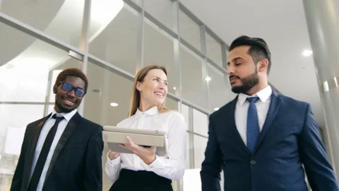 Group of business colleagues going inside office center Stockbeeldmateriaal 100915008