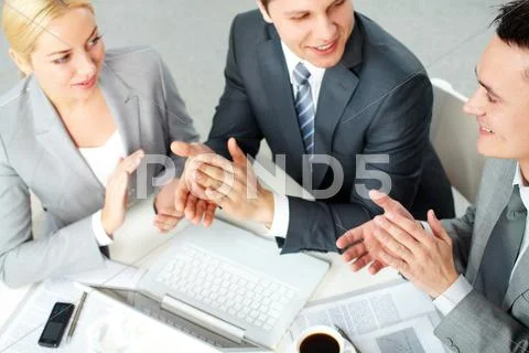 Group of business people applauding at meeting Stock-Fotos