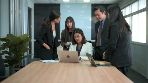 Group of business people looking at computer and discussing in modern office Vídeo Stock 168115350