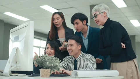 Group of business people looking at computer and discussing in modern office Vidéo 168115800