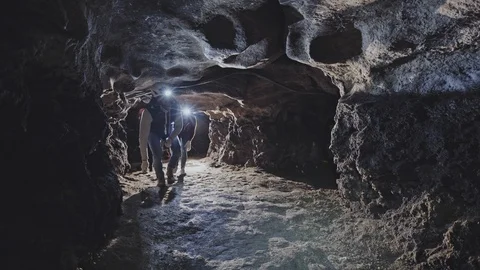 Group of cavers hiking through cave Video stock 103333393