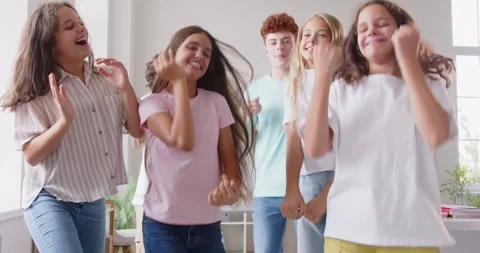 Group of cheerful high school students enjoying dancing and having fun in Vídeos de archivo 313344426