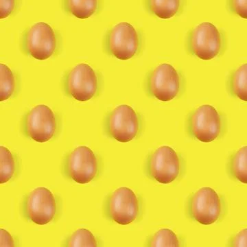 Group of chicken eggs on yellow background, flat lay. Seamless pattern design Foto stock