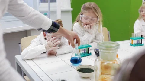 Group of children do an experiment in chemistry class Stock Footage 86595907