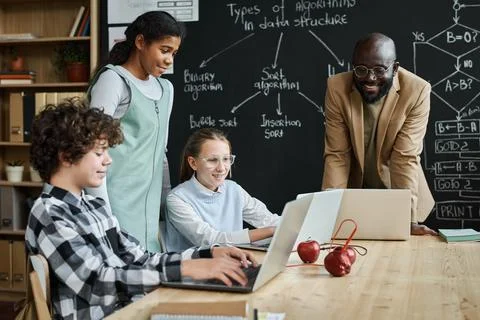 Group of children learning to work with computer program Foto stock
