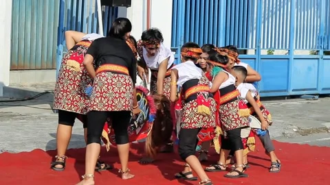 Group of children perform the closing of the Jaran Kepang dance Stock Footage 281770320