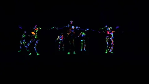 Group of children performs performances in a dark hall, in colorful costumes Vídeo Stock 101630237