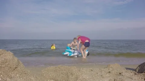Group of children playing in the sea. 库存影片 65075368