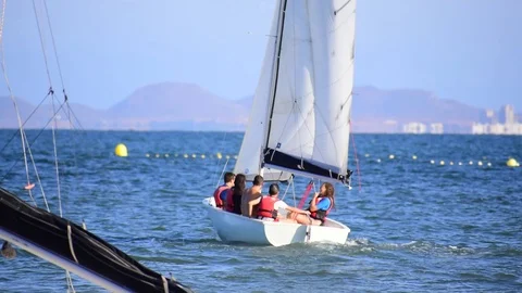 Group of children taking a initiation class of sailing in Spain. 库存影片 112958158