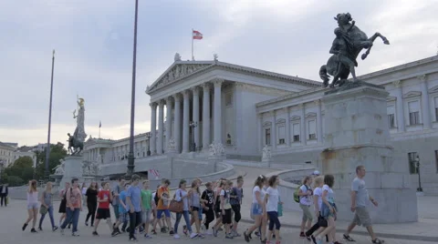 Group of children walking in front of the Austrian Parliament Building, Vienna 動画素材 59572646