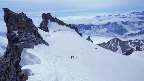 Group of climbers in the Alps Vídeo Stock 112976524