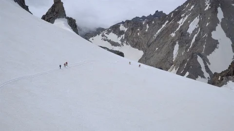 Group of climbers in the Alps Vídeo Stock 113187098