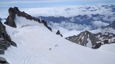 Group of climbers in the Alps Vídeo Stock 113200998