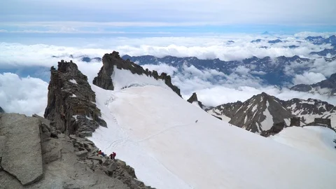 Group of climbers in the Alps Vídeo Stock 113215361